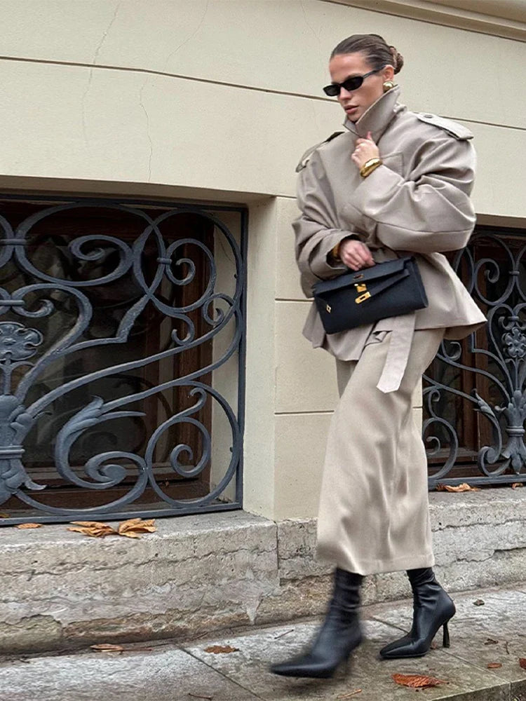Vintage Dames Korte Trenchcoat met Omgeslagen Kraag en Schoudervullingen - Chic Damesjas