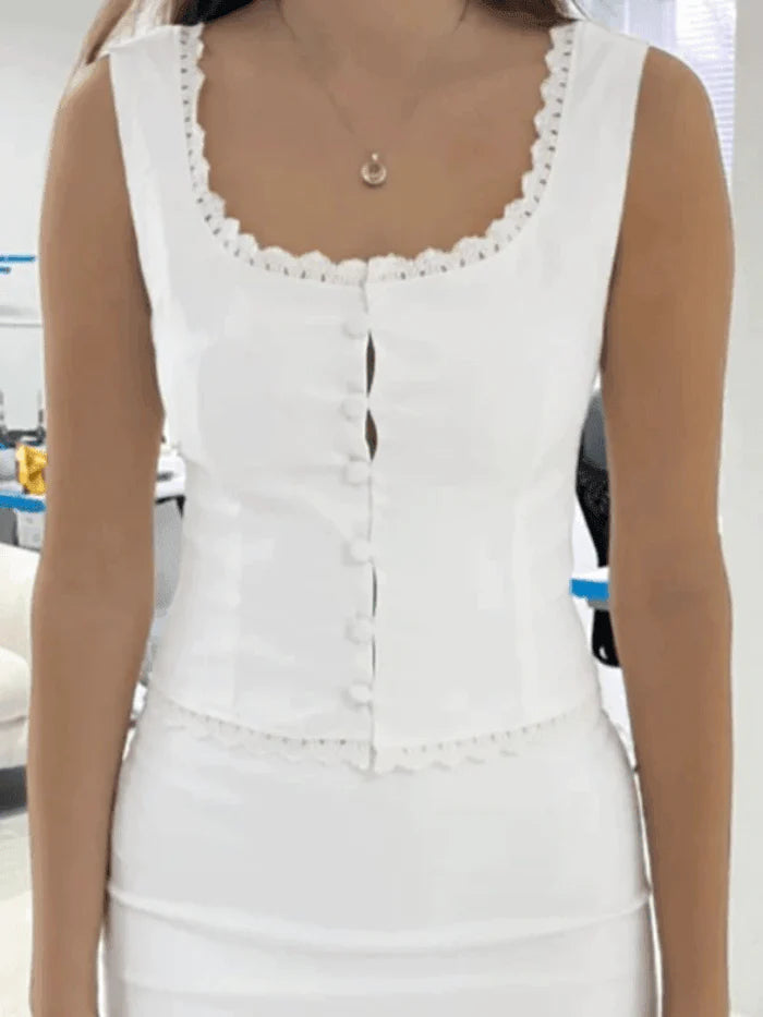 Witte vintage tanktop met knoopjes aan de voorkant en kantversiering 2
