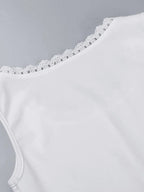 Witte vintage tanktop met knoopjes aan de voorkant en kantversiering 3