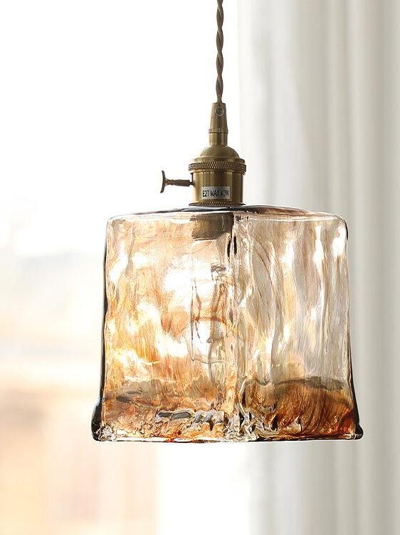 Hanglamp van messing en amberglas