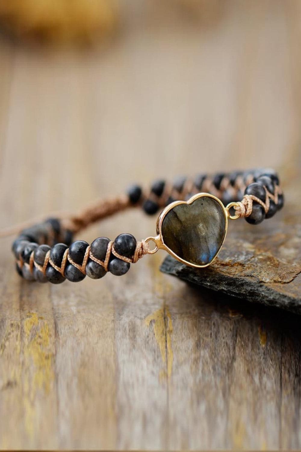 Charmante hartvormige armband met natuurlijke steenaccenten