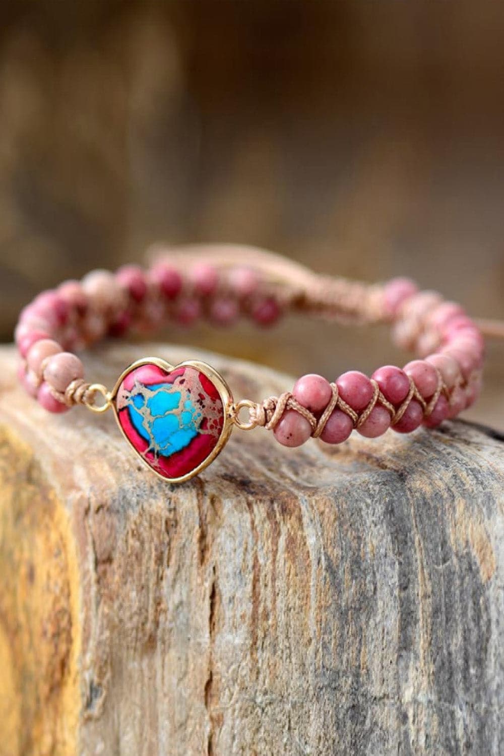 Charmante hartvormige armband met natuurlijke steenaccenten