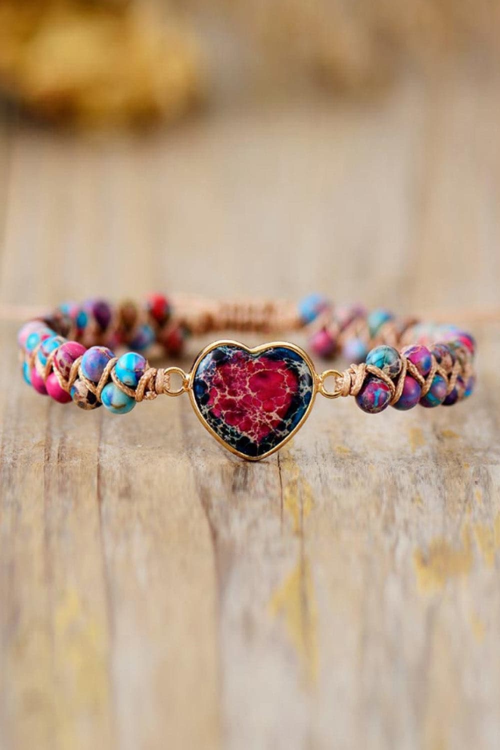 Charmante hartvormige armband met natuurlijke steenaccenten