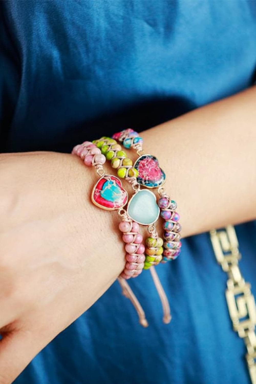 Charmante hartvormige armband met natuurlijke steenaccenten