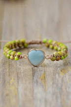 Charmante hartvormige armband met natuurlijke steenaccenten