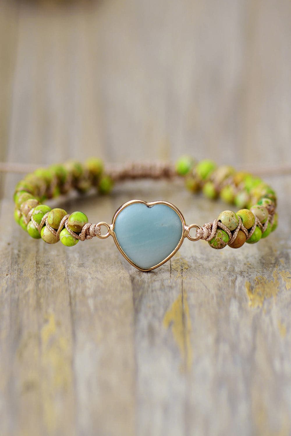 Charmante hartvormige armband met natuurlijke steenaccenten