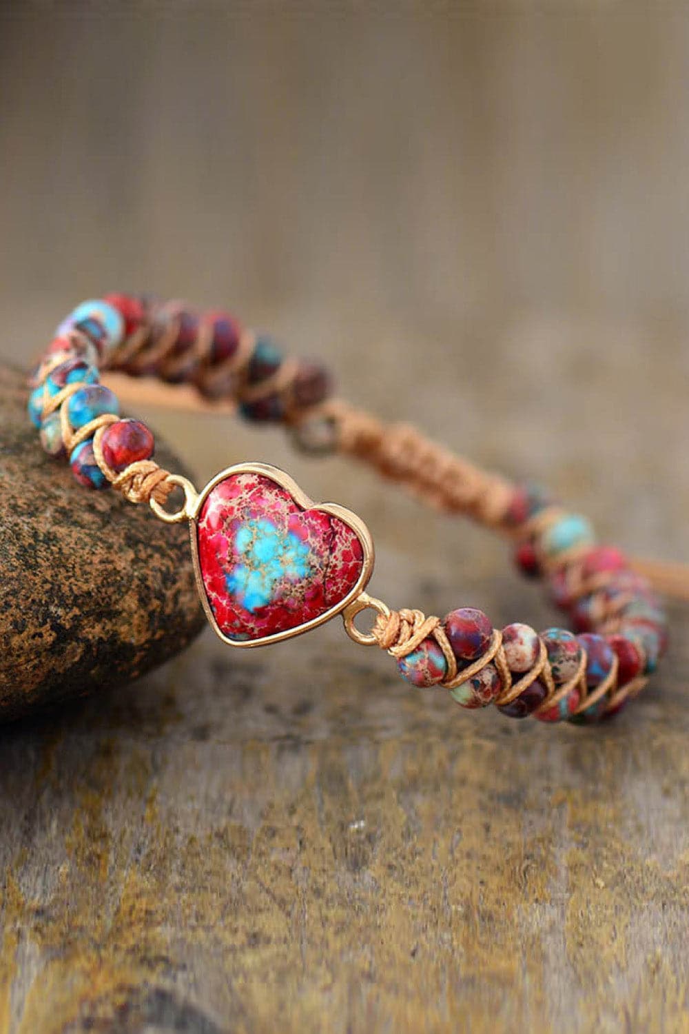 Charmante hartvormige armband met natuurlijke steenaccenten