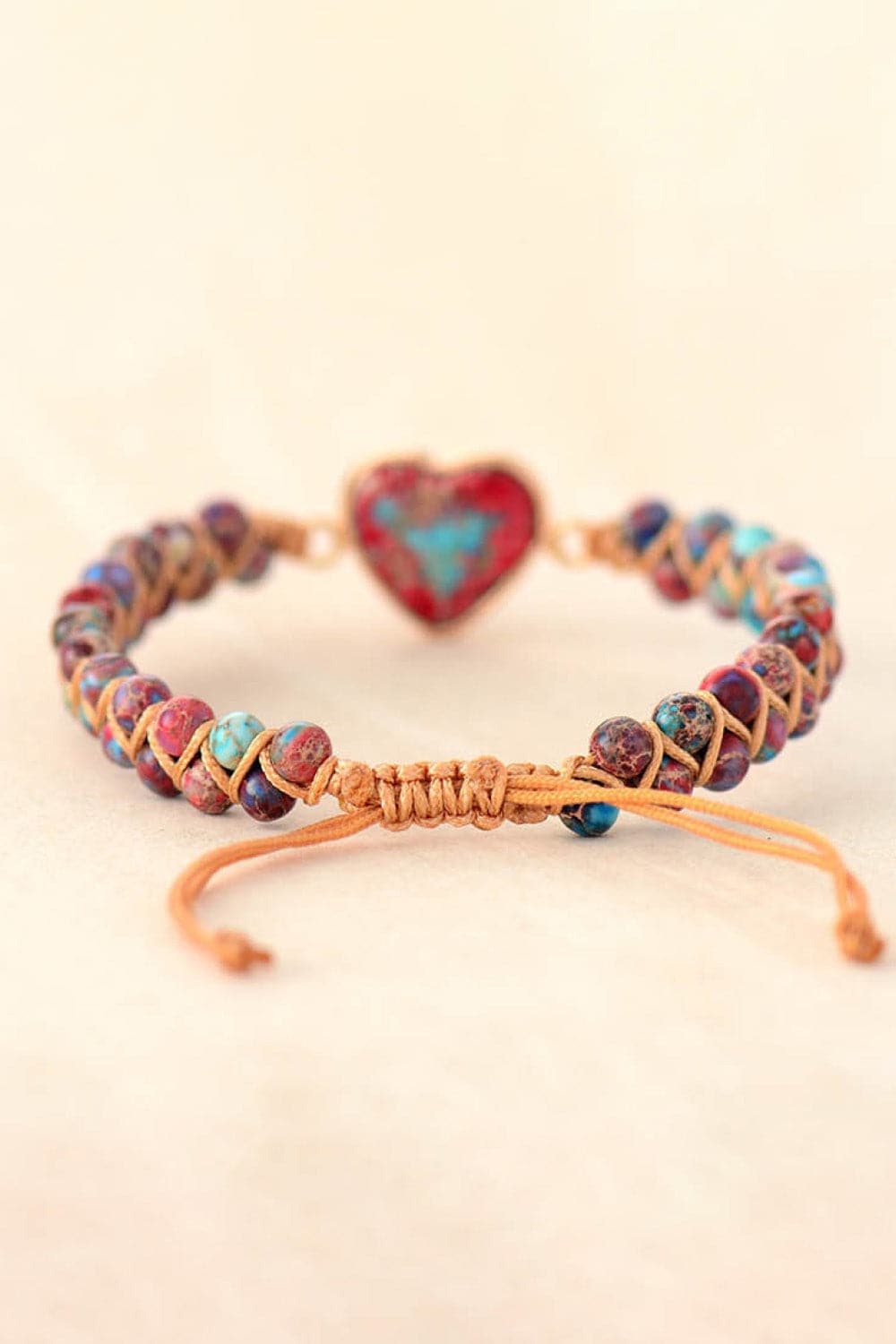 Charmante hartvormige armband met natuurlijke steenaccenten