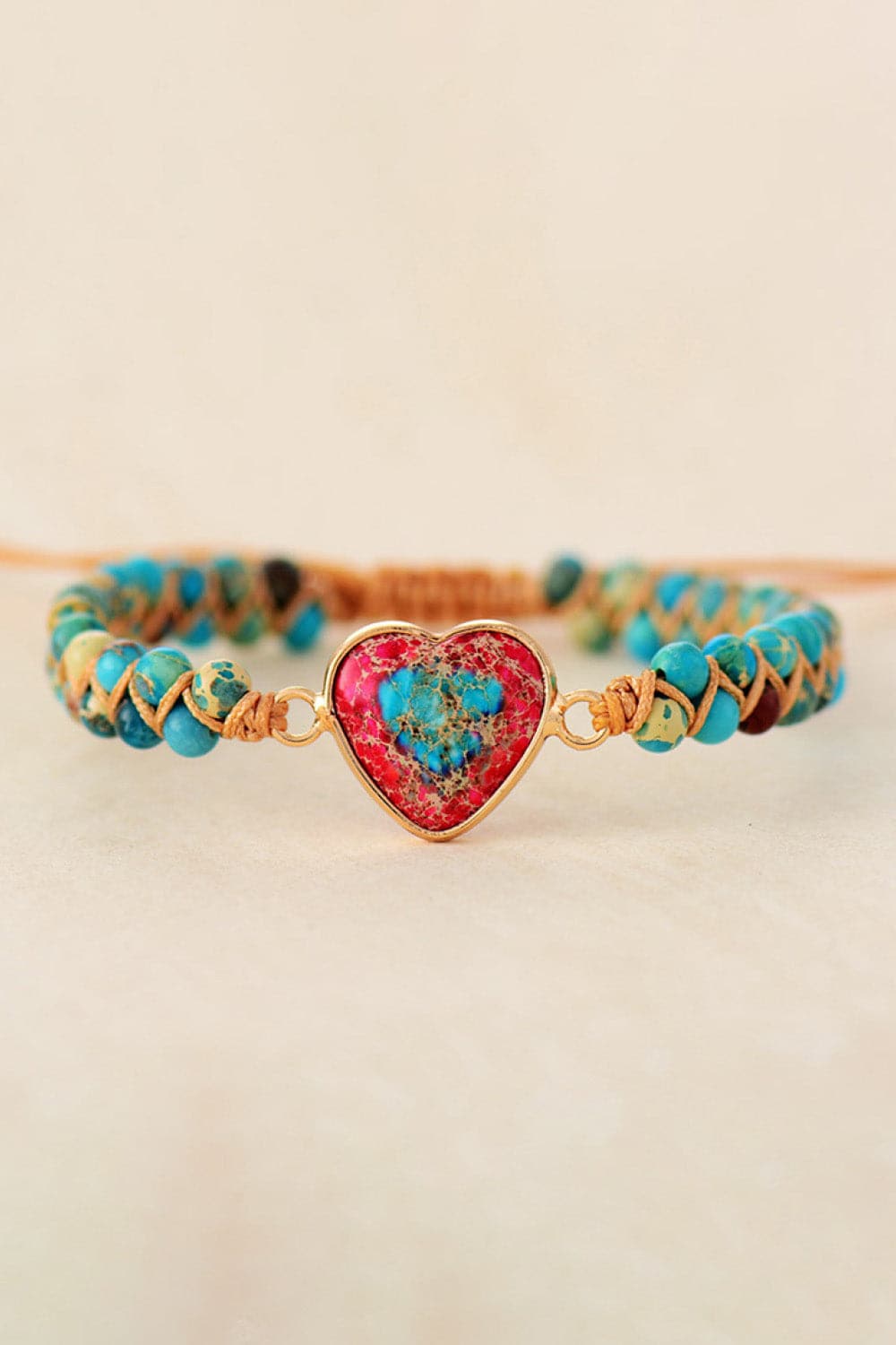 Charmante hartvormige armband met natuurlijke steenaccenten