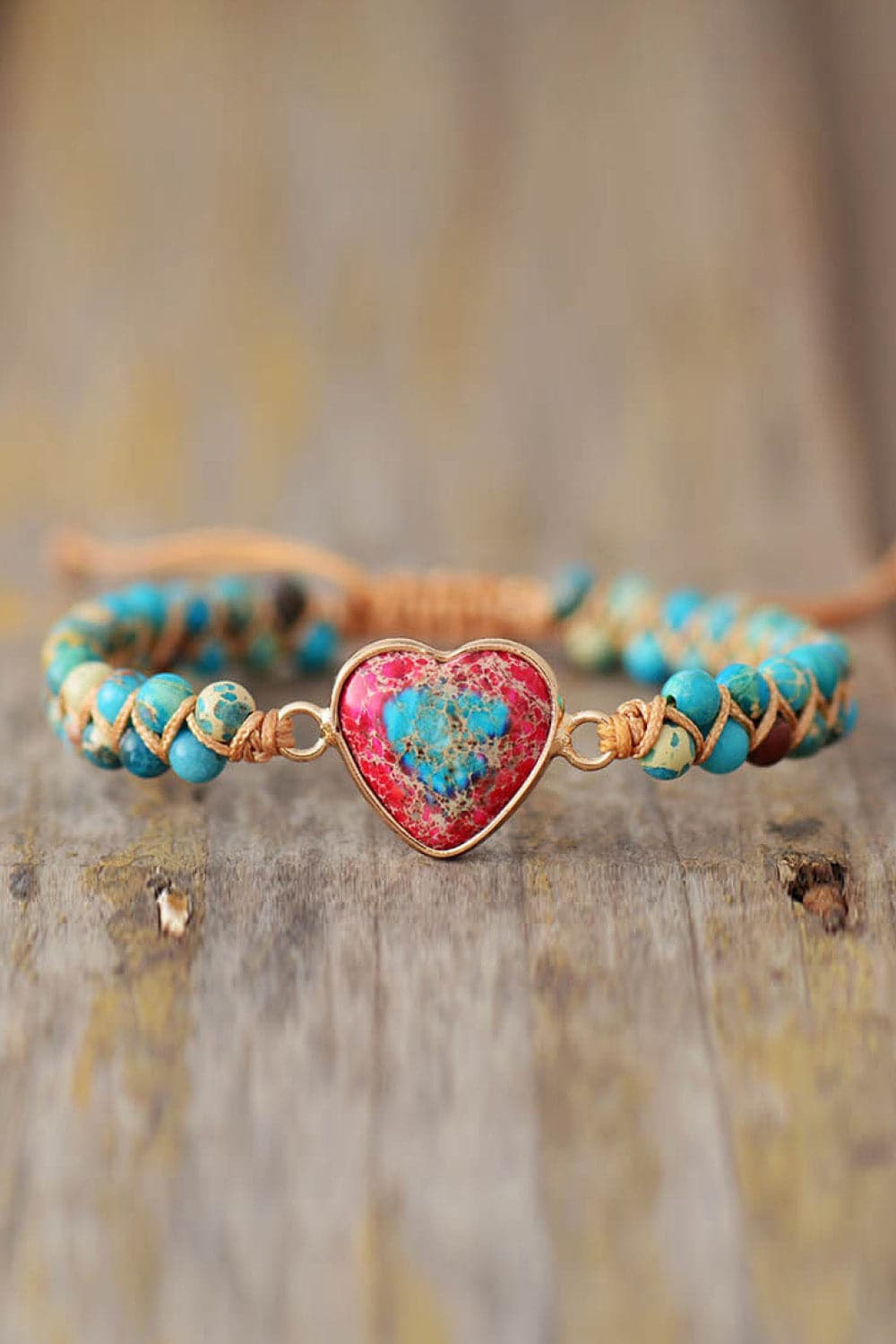 Charmante hartvormige armband met natuurlijke steenaccenten