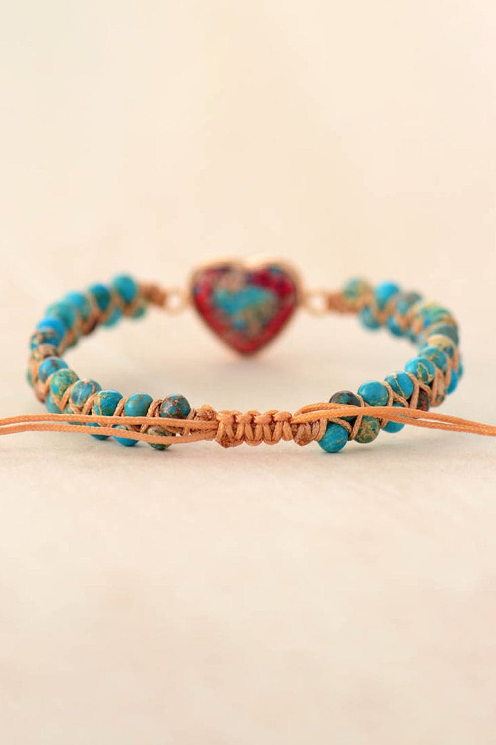 Charmante hartvormige armband met natuurlijke steenaccenten