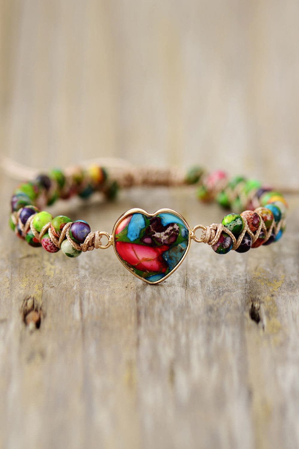 Charmante hartvormige armband met natuurlijke steenaccenten