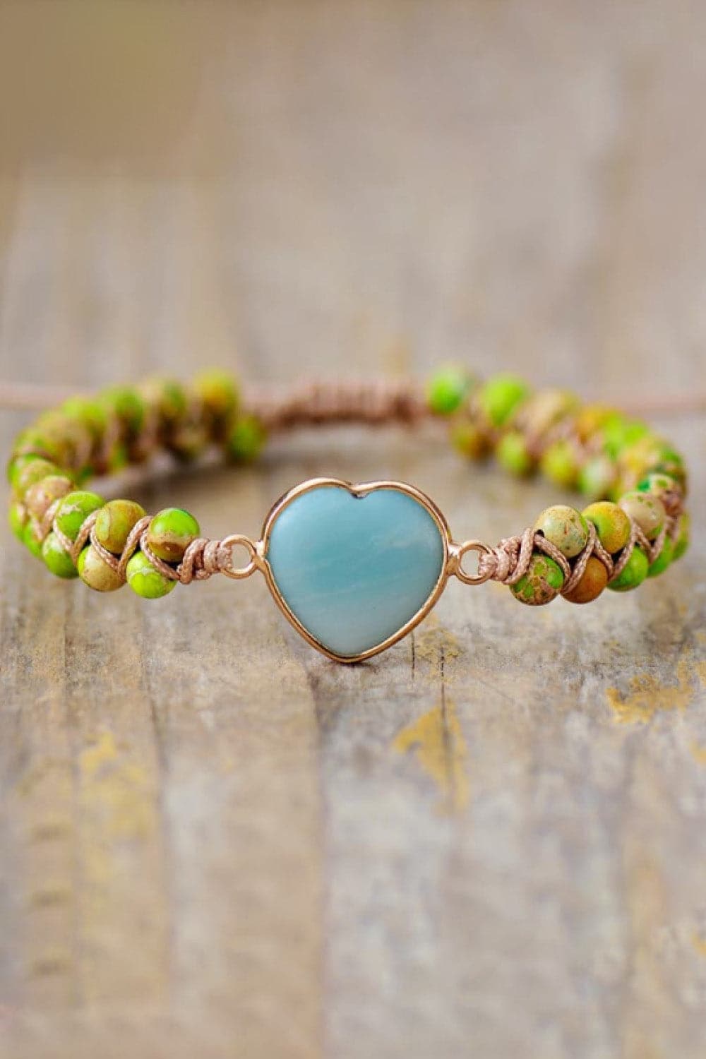 Charmante hartvormige armband met natuurlijke steenaccenten