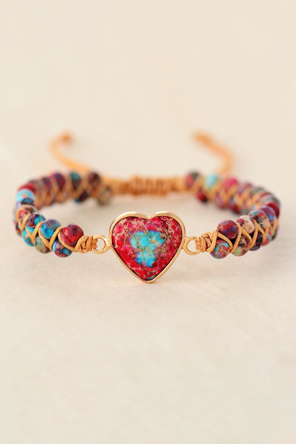 Charmante hartvormige armband met natuurlijke steenaccenten