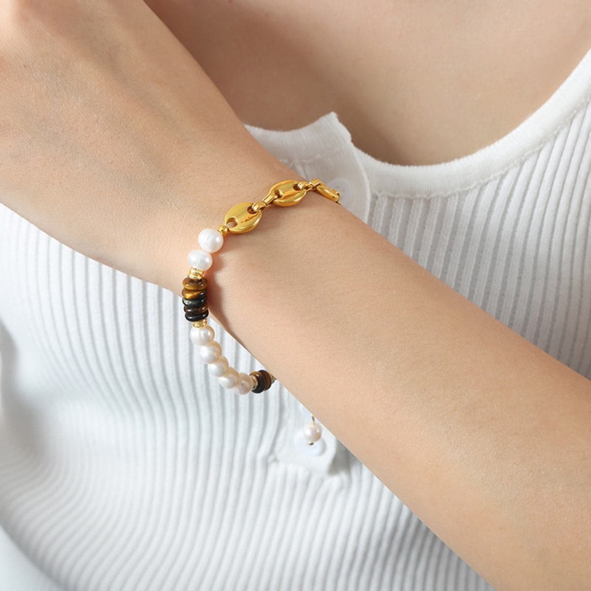 Elegante armband van titaniumstaal met 18K vergulding en parel