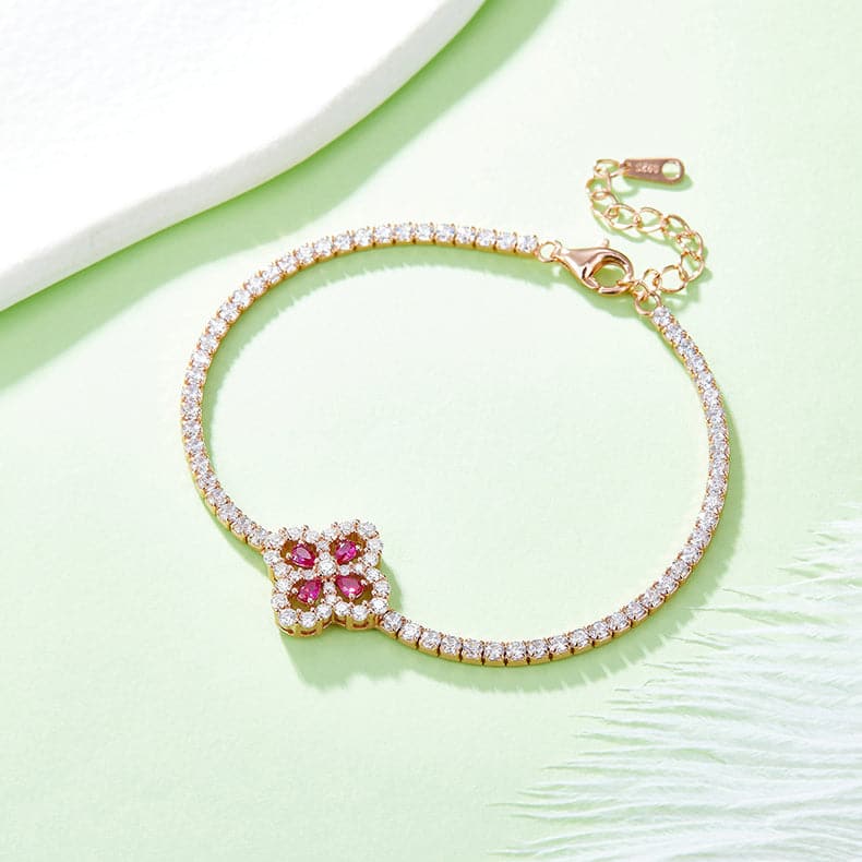 Elegante bloemenvormige armband met lab-gegroeide robijn en sterling zilver