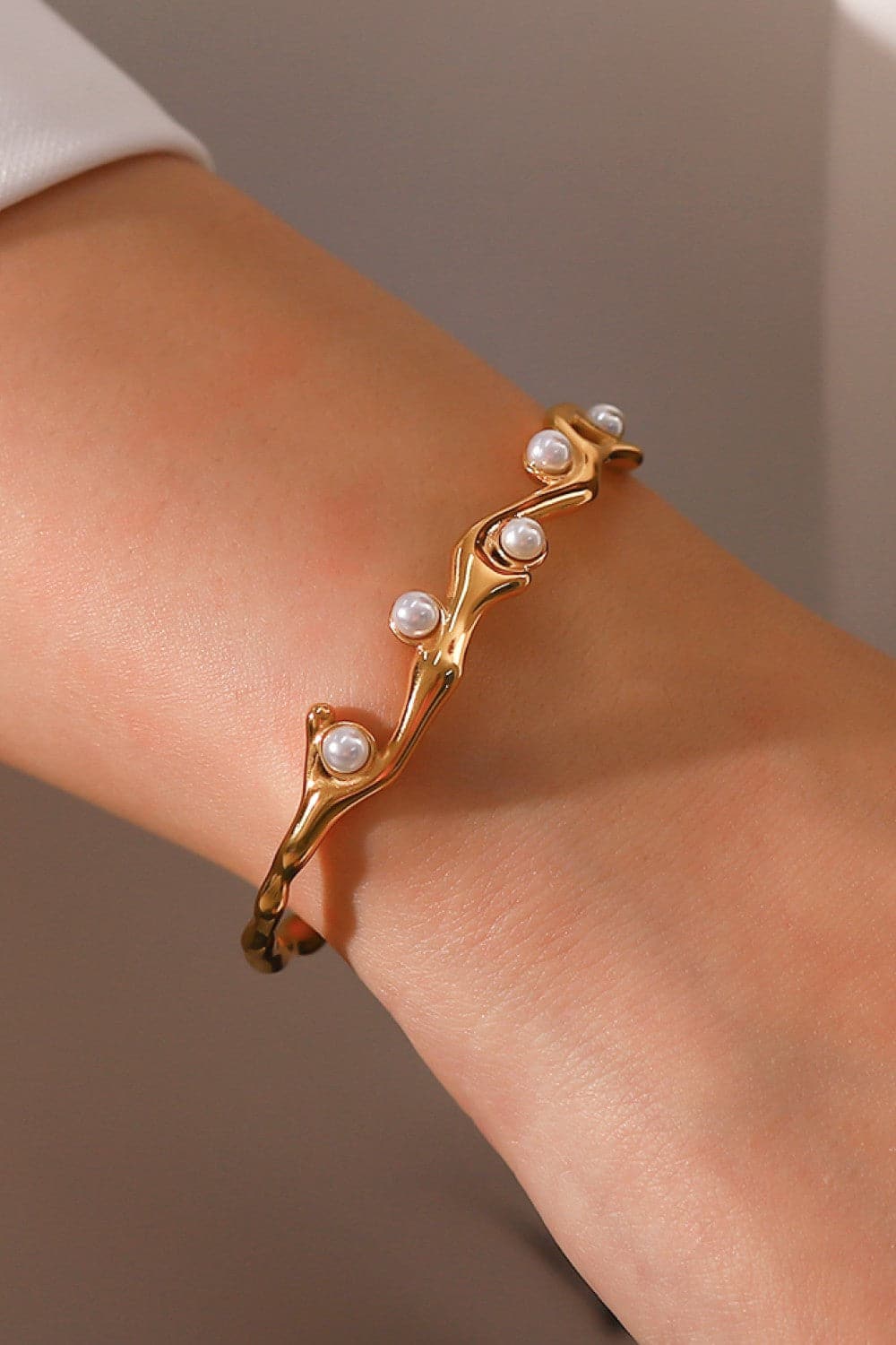 Elegante open cuff armband met synthetische parel