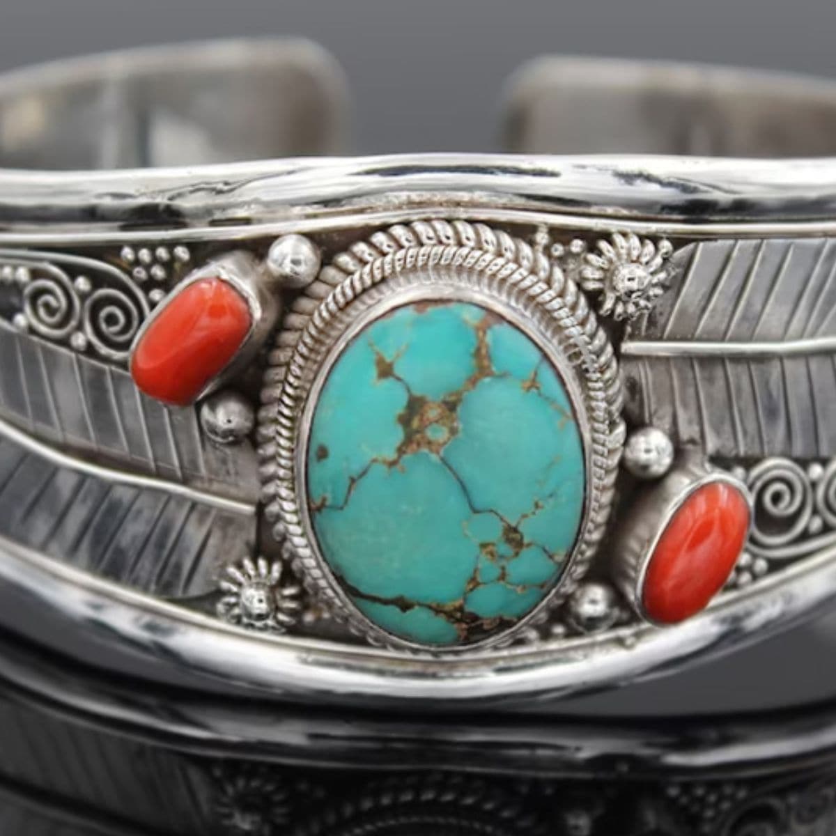 Turquoise charme open cuff armband