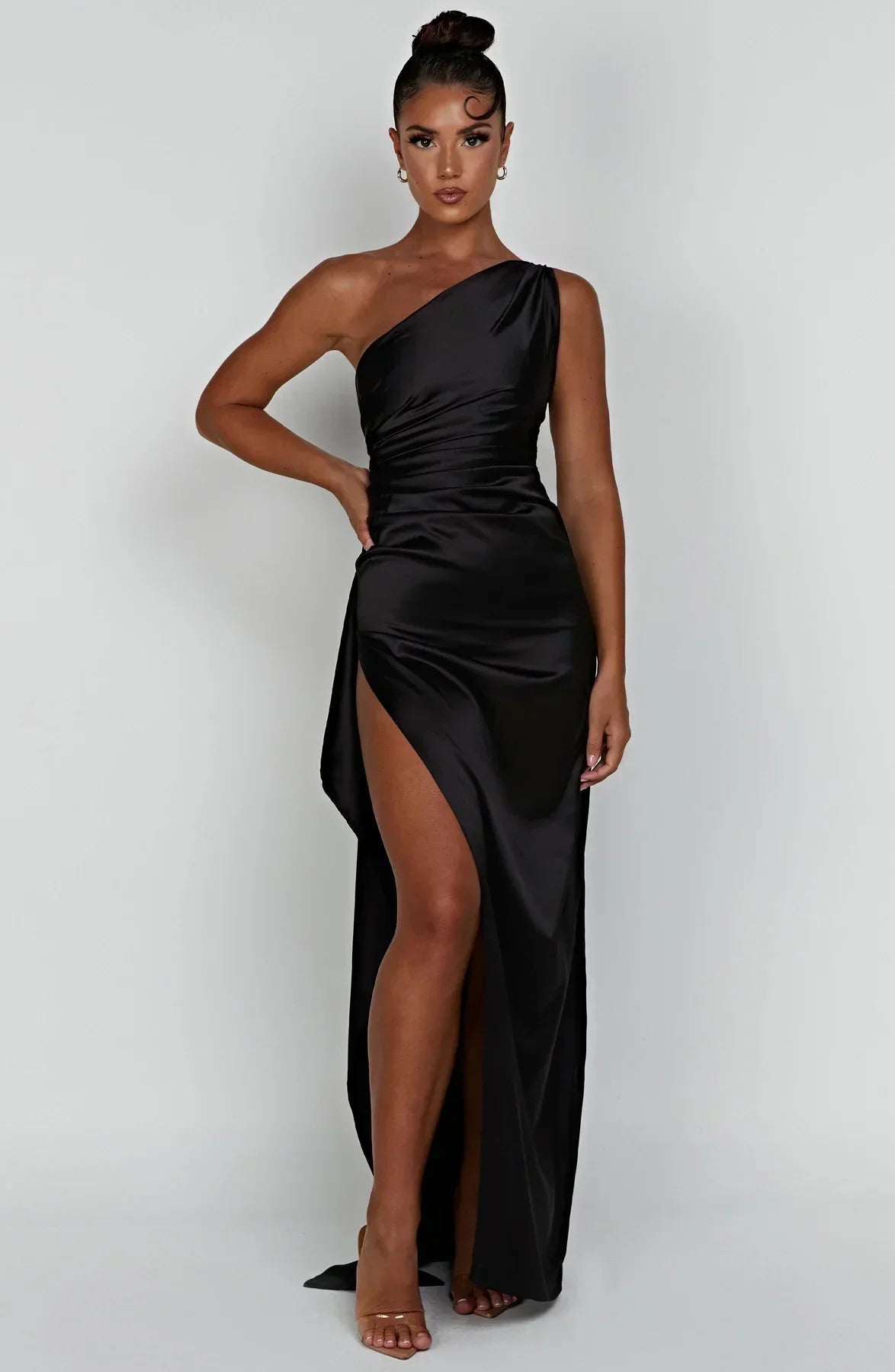 Luxe Satijnen One-Shoulder Splitjurk voor Elegante Avonden en Gala's met Luxe Satijn, Asymmetrisch Schouderontwerp en Hoge Split voor Flatterende Pasvorm