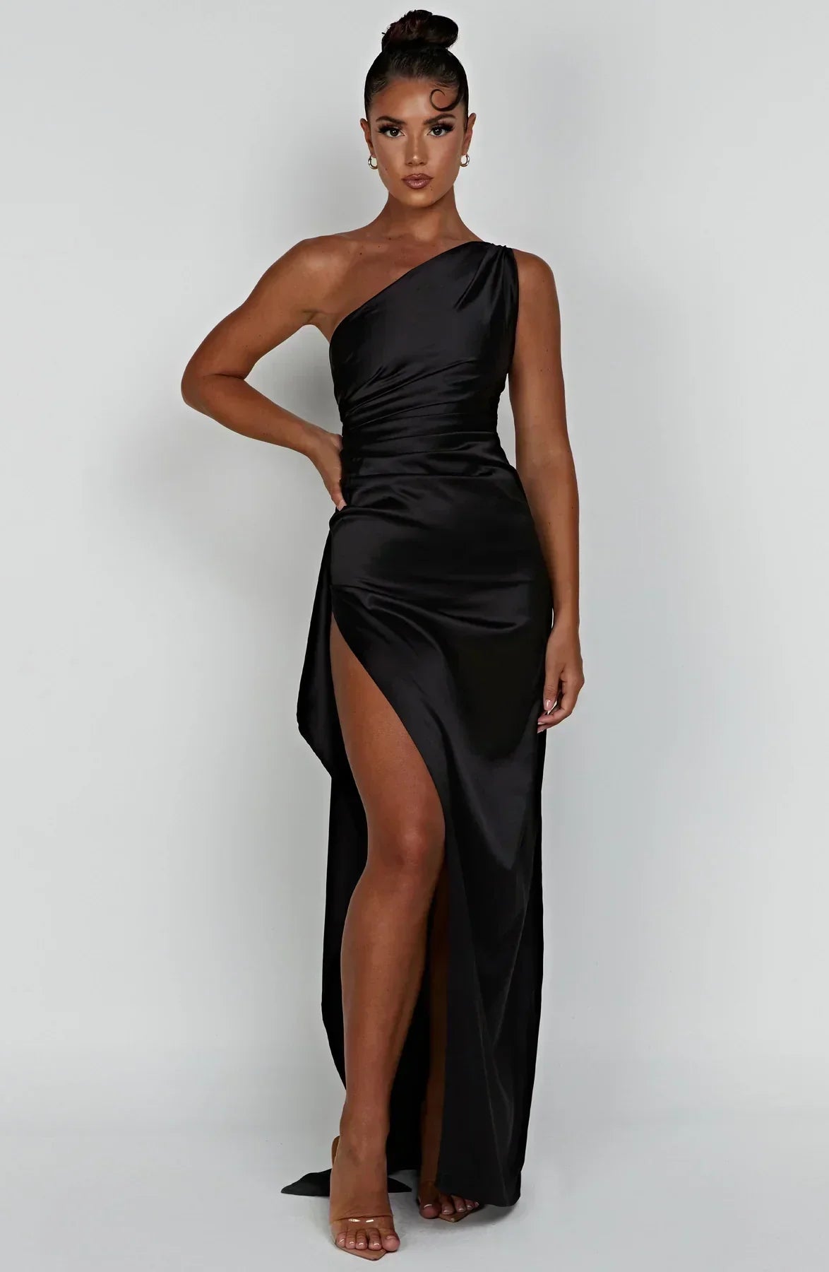 Jurk Satijnen One Shoulder Met Hoge Split En Drapeering