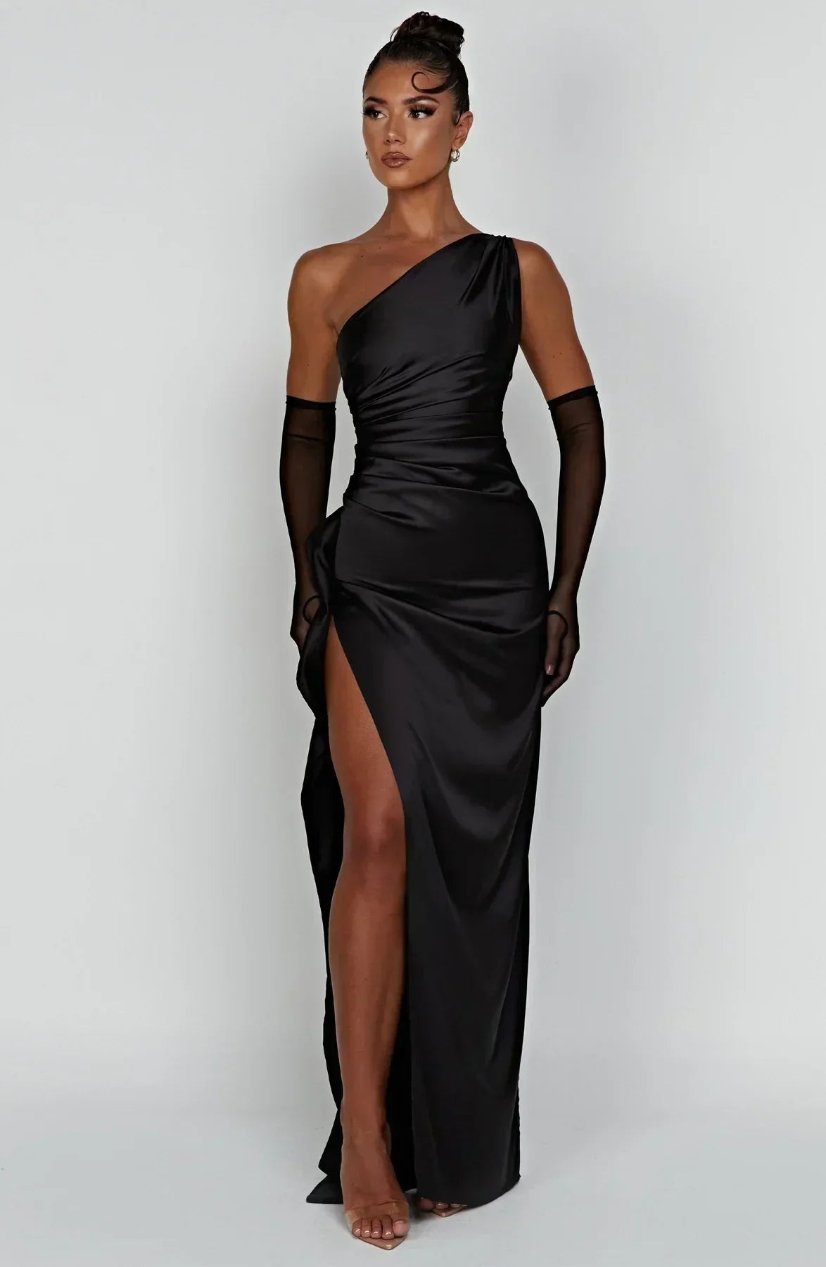 Jurk Satijnen One Shoulder Met Hoge Split En Drapeering