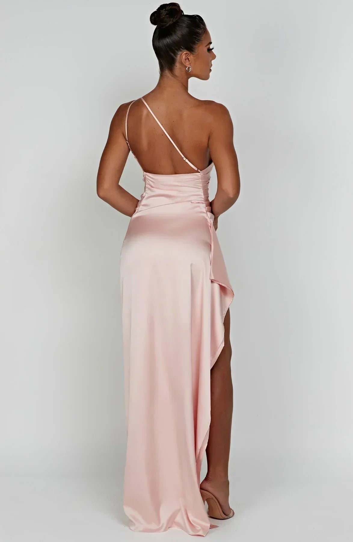 Jurk Satijnen One Shoulder Met Hoge Split En Drapeering