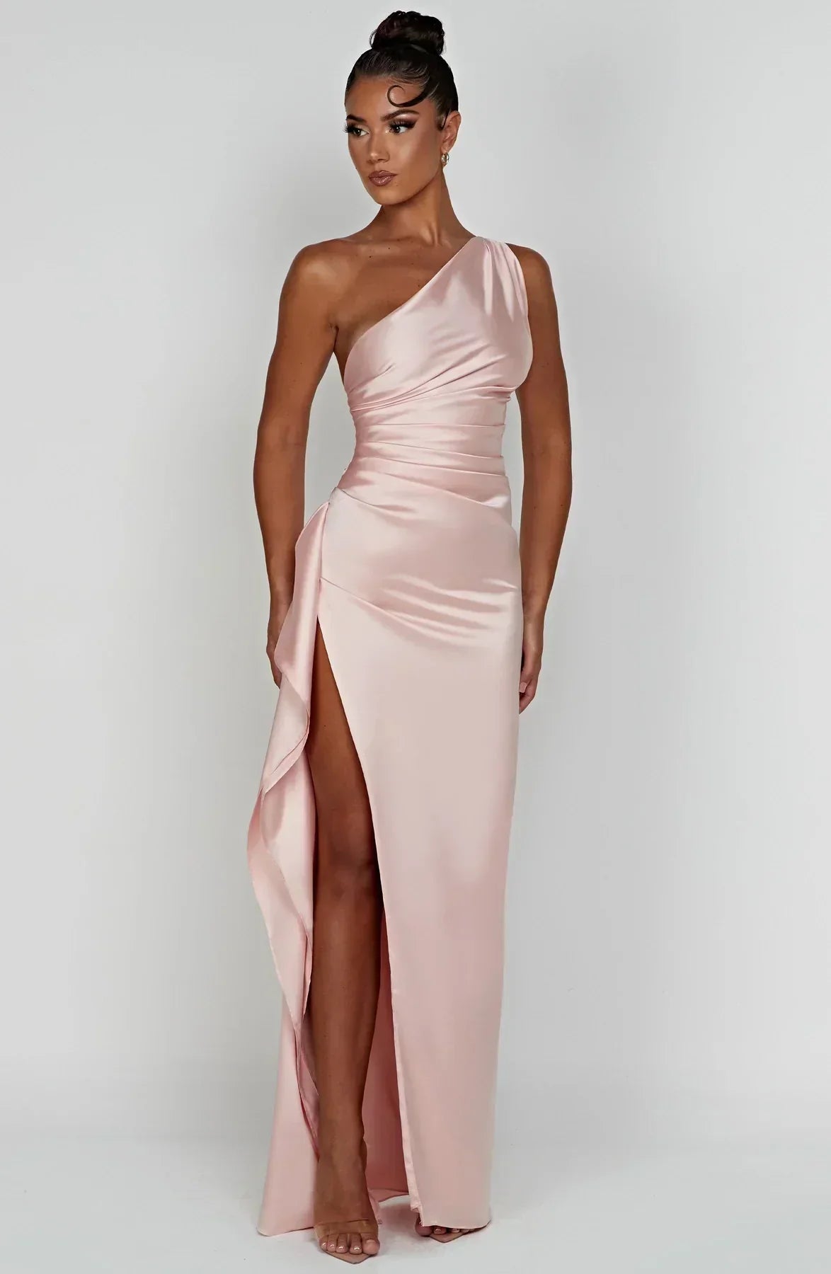 Jurk Satijnen One Shoulder Met Hoge Split En Drapeering