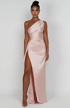 Jurk Satijnen One Shoulder Met Hoge Split En Drapeering