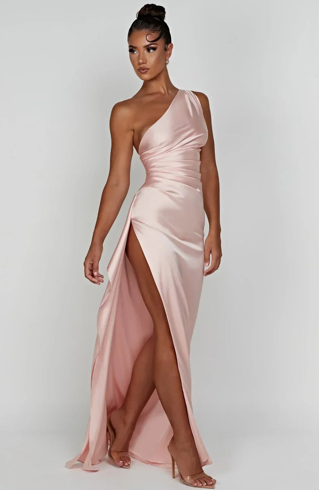 Luxe Satijnen One-Shoulder Splitjurk voor Elegante Avonden en Gala's met Luxe Satijn, Asymmetrisch Schouderontwerp en Hoge Split voor Flatterende Pasvorm