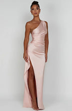 Jurk Satijnen One Shoulder Met Hoge Split En Drapeering