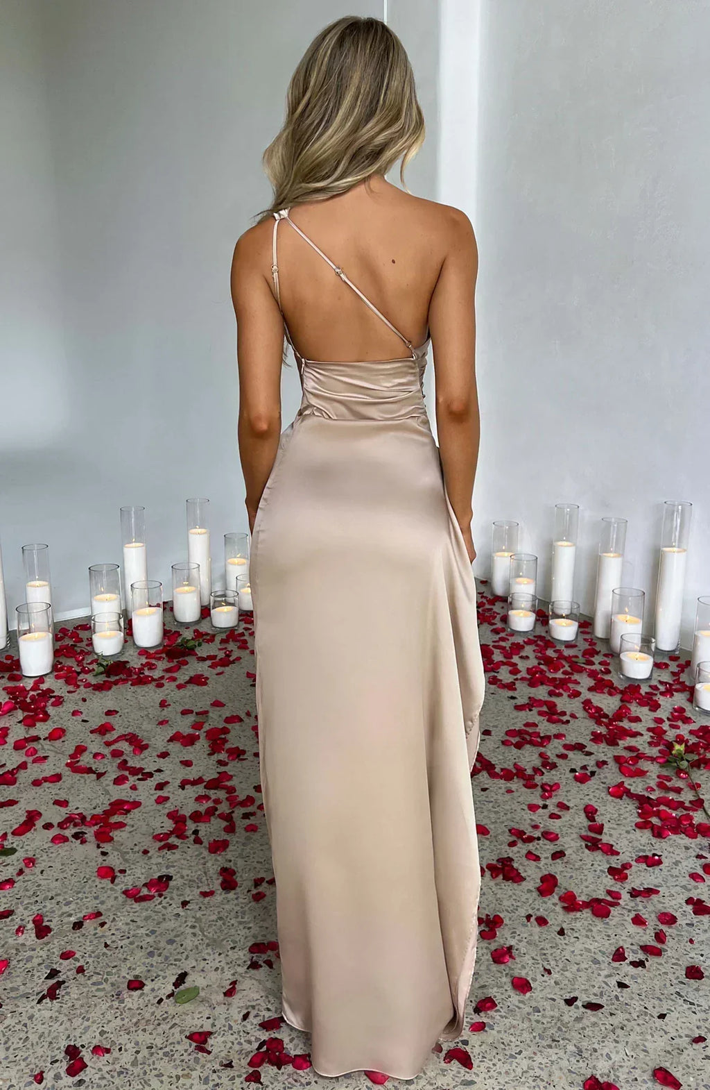 Jurk Satijnen One Shoulder Met Hoge Split En Drapeering