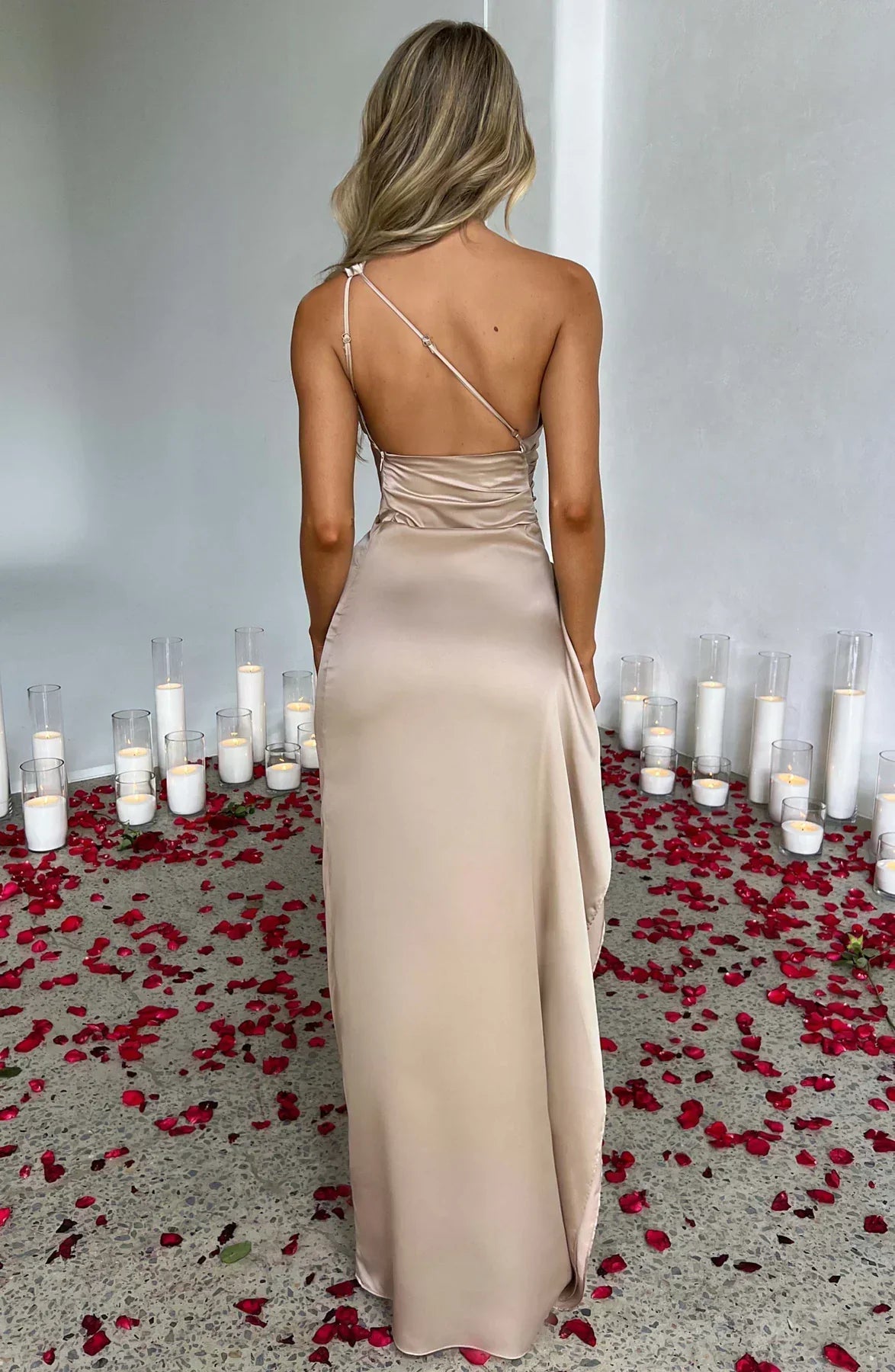 Jurk Satijnen One Shoulder Met Hoge Split En Drapeering