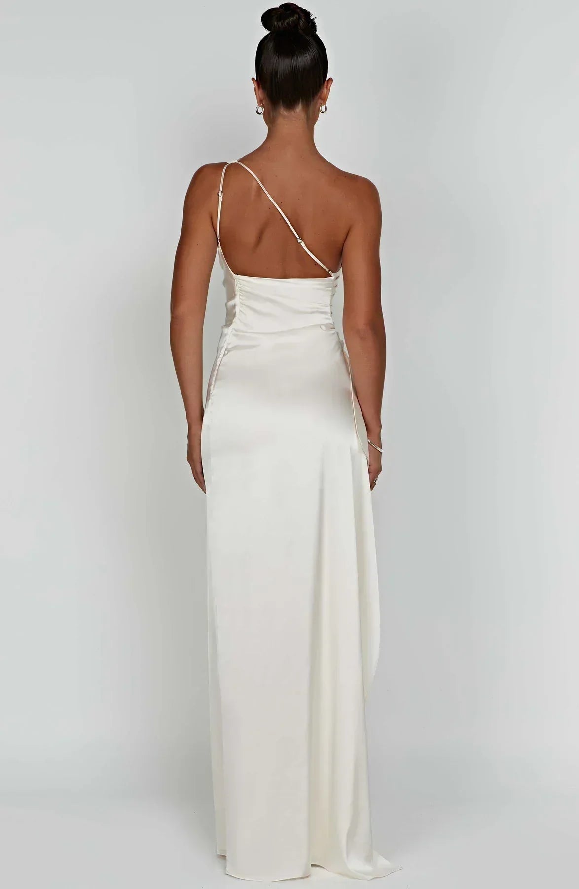 Jurk Satijnen One Shoulder Met Hoge Split En Drapeering