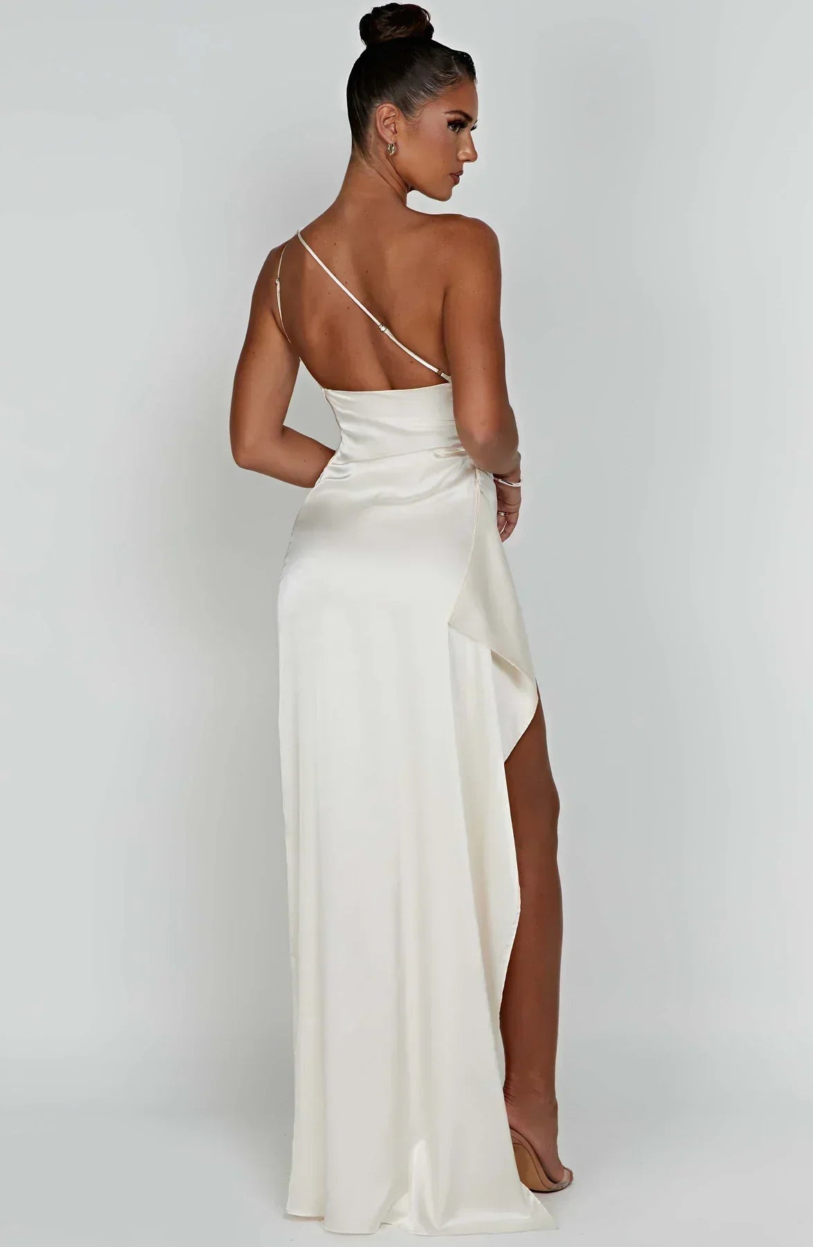 Jurk Satijnen One Shoulder Met Hoge Split En Drapeering