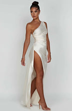 Jurk Satijnen One Shoulder Met Hoge Split En Drapeering