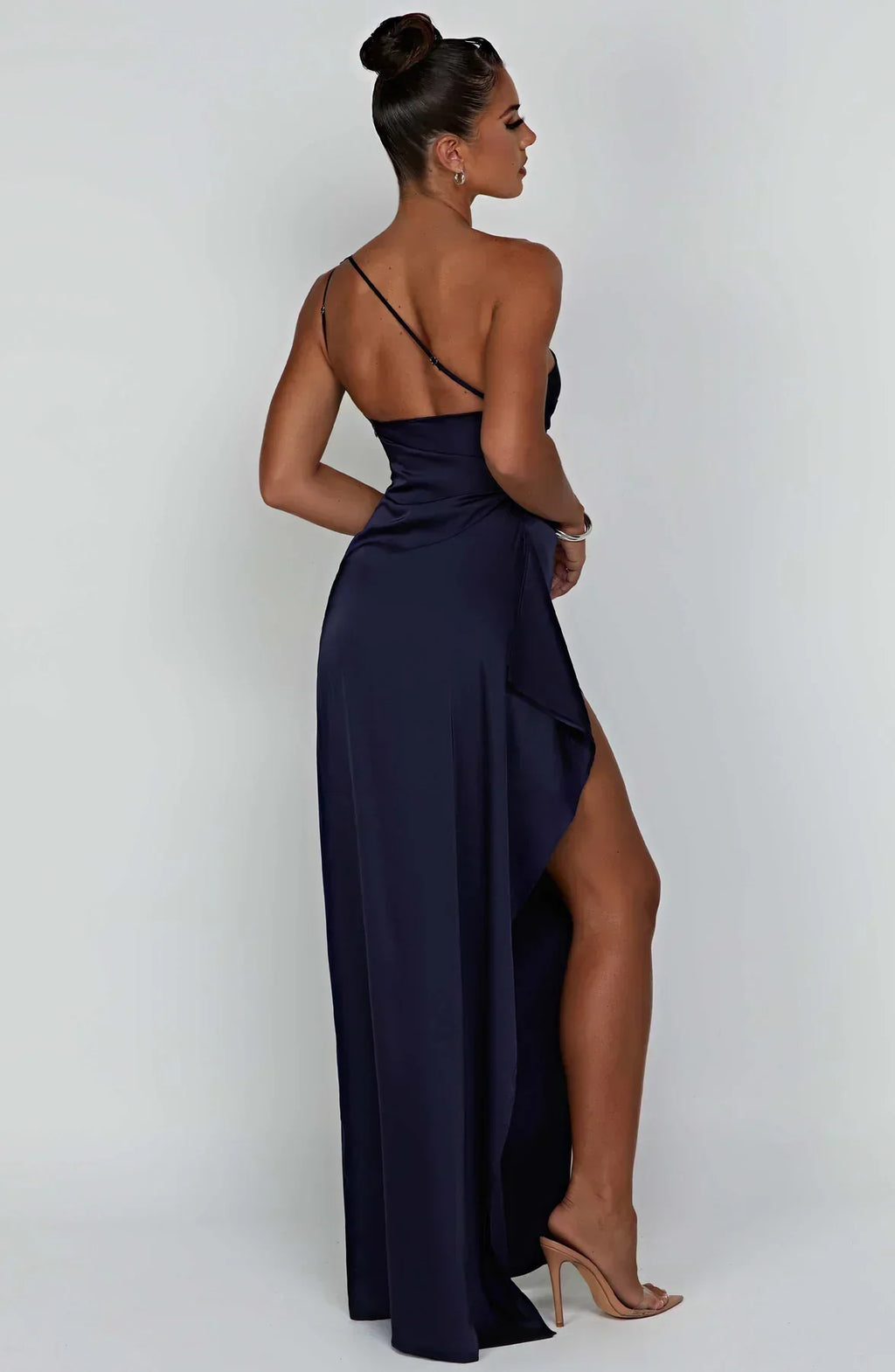Luxe Satijnen One-Shoulder Splitjurk voor Elegante Avonden en Gala's met Luxe Satijn, Asymmetrisch Schouderontwerp en Hoge Split voor Flatterende Pasvorm