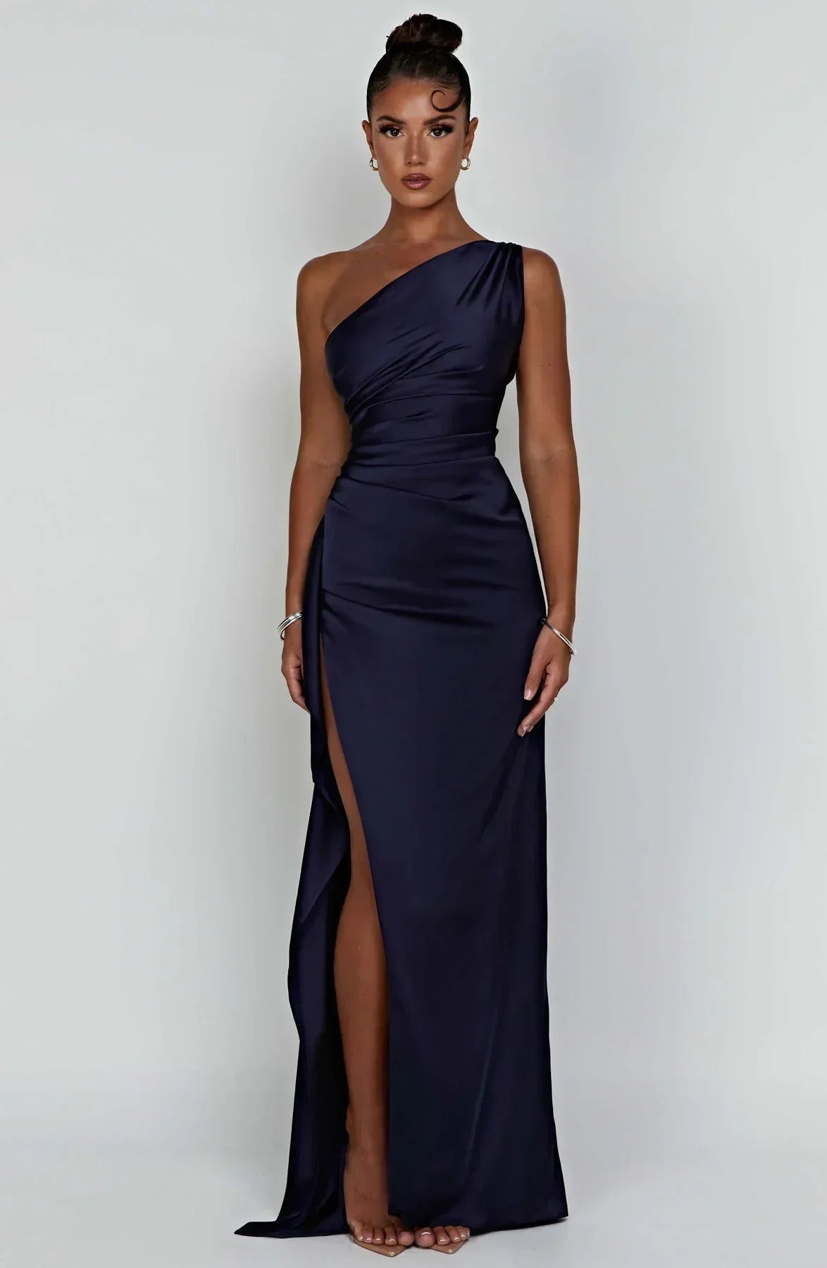 Jurk Satijnen One Shoulder Met Hoge Split En Drapeering