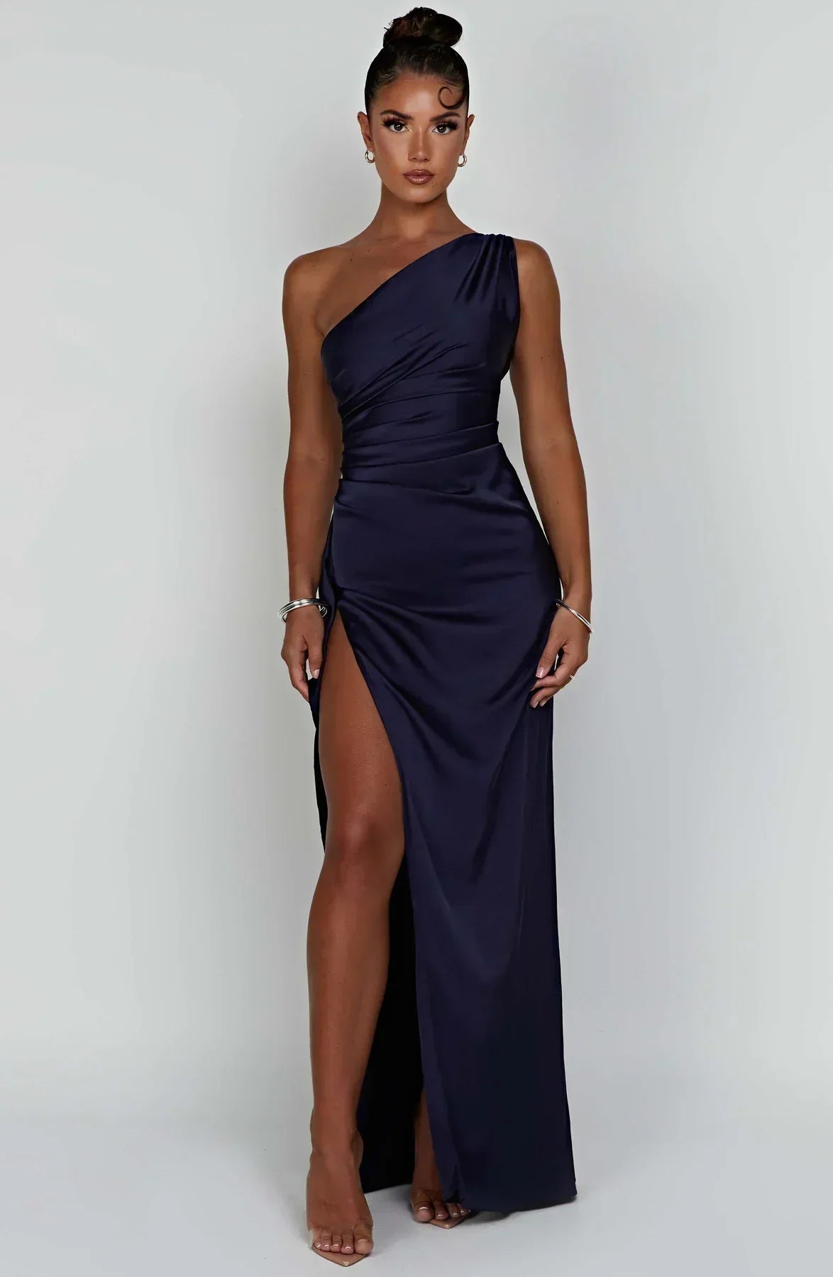 Jurk Satijnen One Shoulder Met Hoge Split En Drapeering