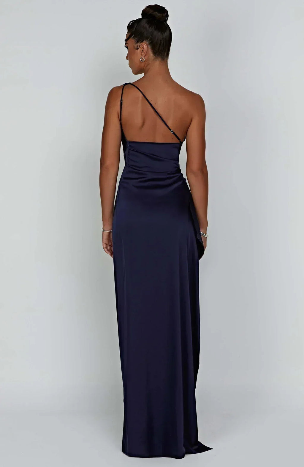 Jurk Satijnen One Shoulder Met Hoge Split En Drapeering