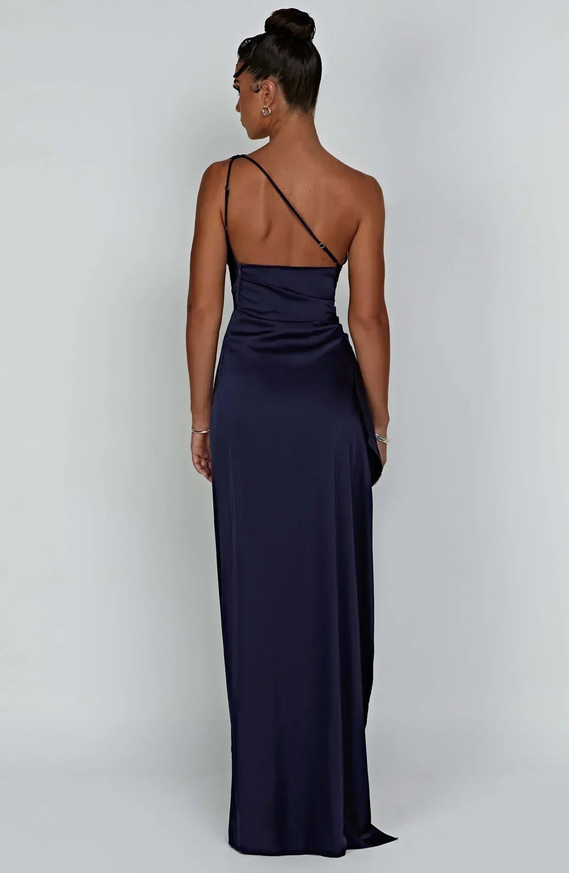 Jurk Satijnen One Shoulder Met Hoge Split En Drapeering