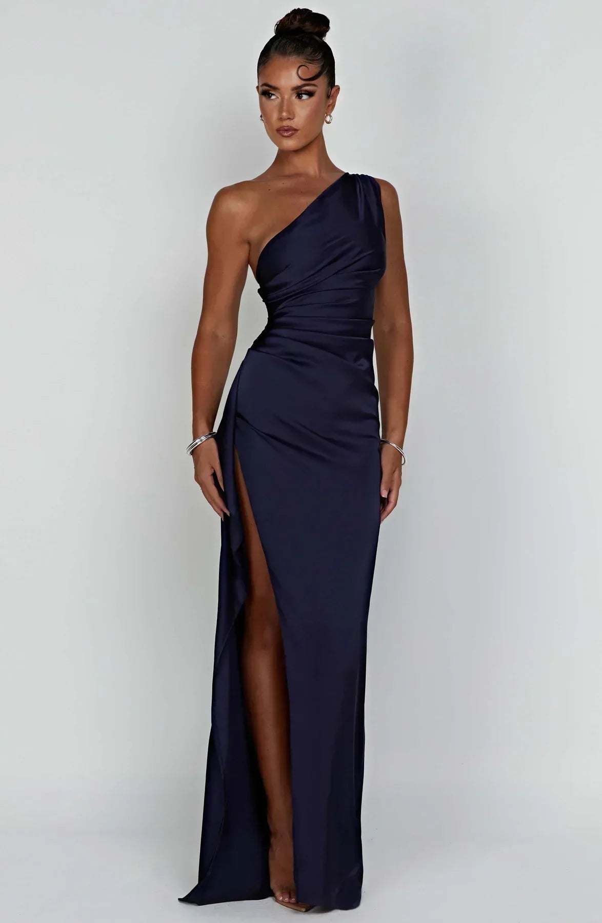 Jurk Satijnen One Shoulder Met Hoge Split En Drapeering