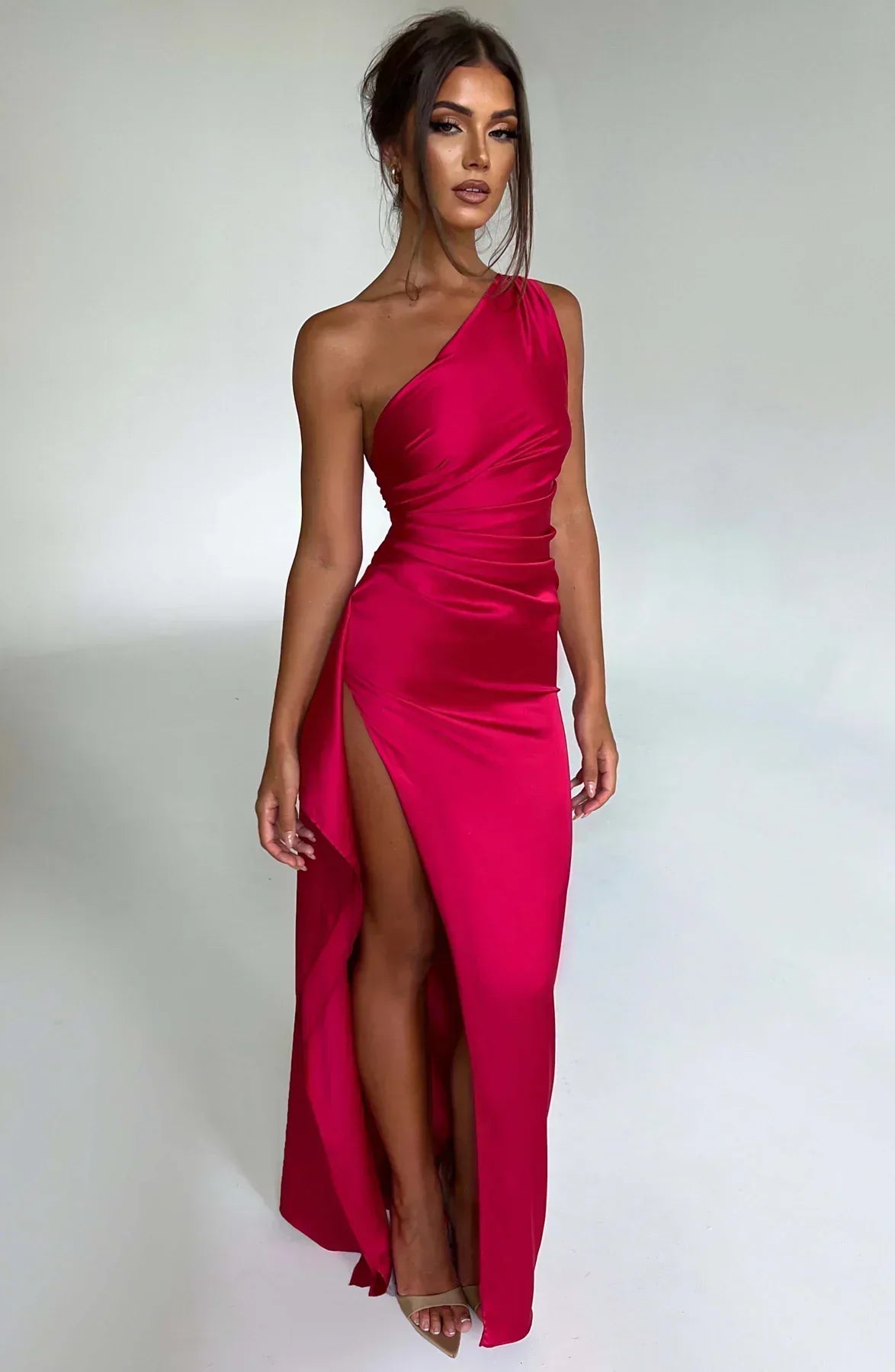 Jurk Satijnen One Shoulder Met Hoge Split En Drapeering