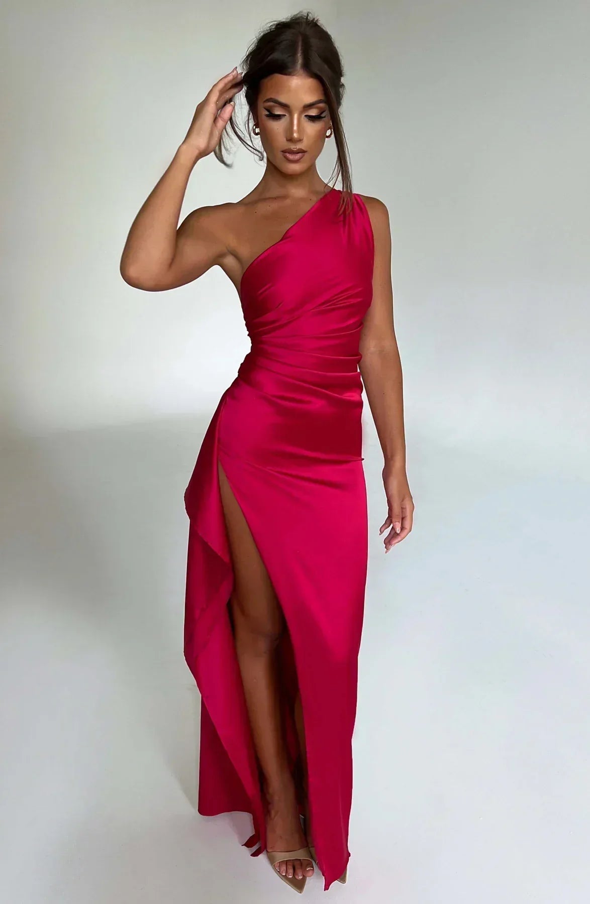Jurk Satijnen One Shoulder Met Hoge Split En Drapeering