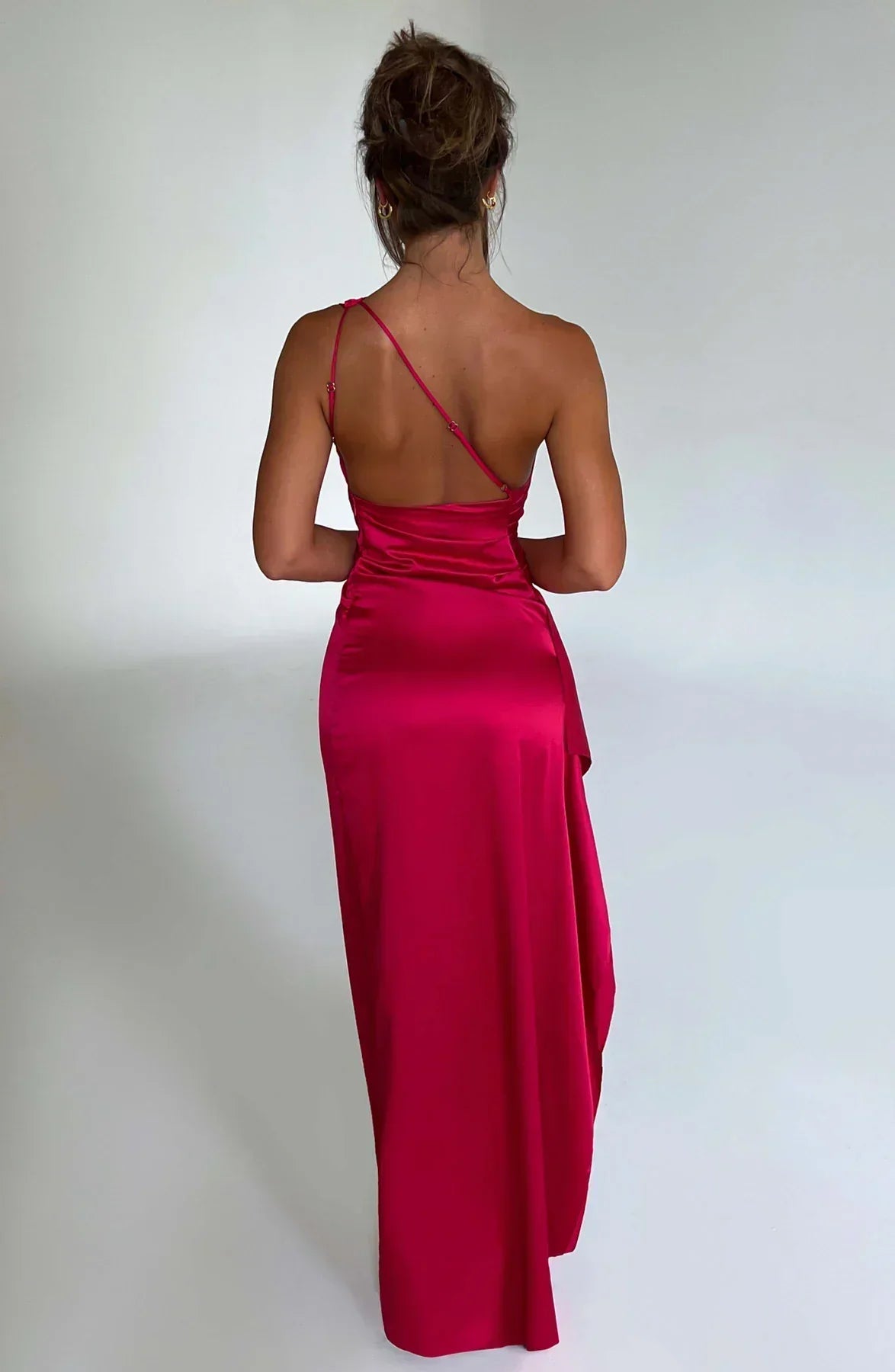 Jurk Satijnen One Shoulder Met Hoge Split En Drapeering