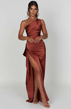 Jurk Satijnen One Shoulder Met Hoge Split En Drapeering