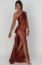 Jurk Satijnen One Shoulder Met Hoge Split En Drapeering