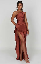 Jurk Satijnen One Shoulder Met Hoge Split En Drapeering