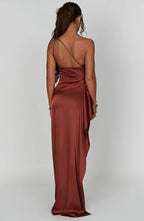 Jurk Satijnen One Shoulder Met Hoge Split En Drapeering