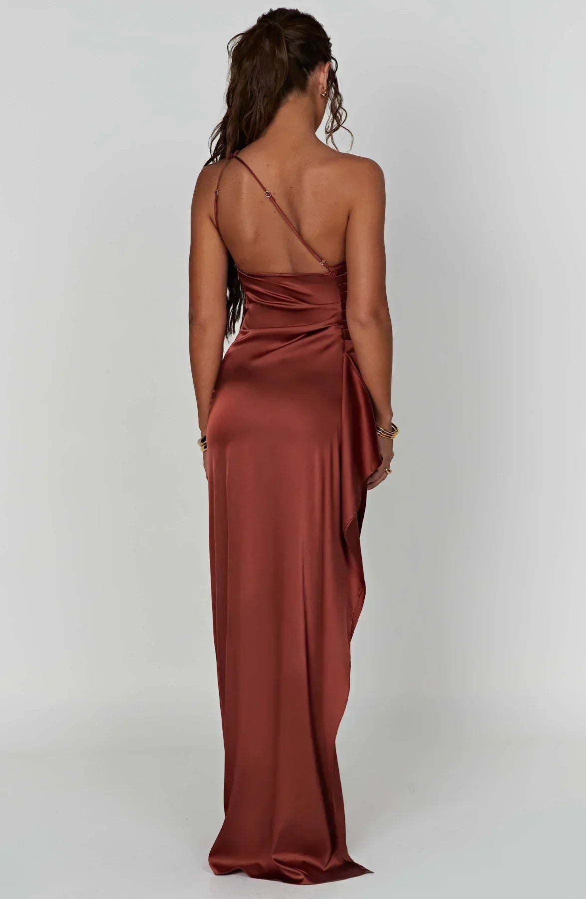 Jurk Satijnen One Shoulder Met Hoge Split En Drapeering