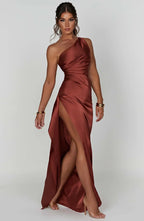 Jurk Satijnen One Shoulder Met Hoge Split En Drapeering